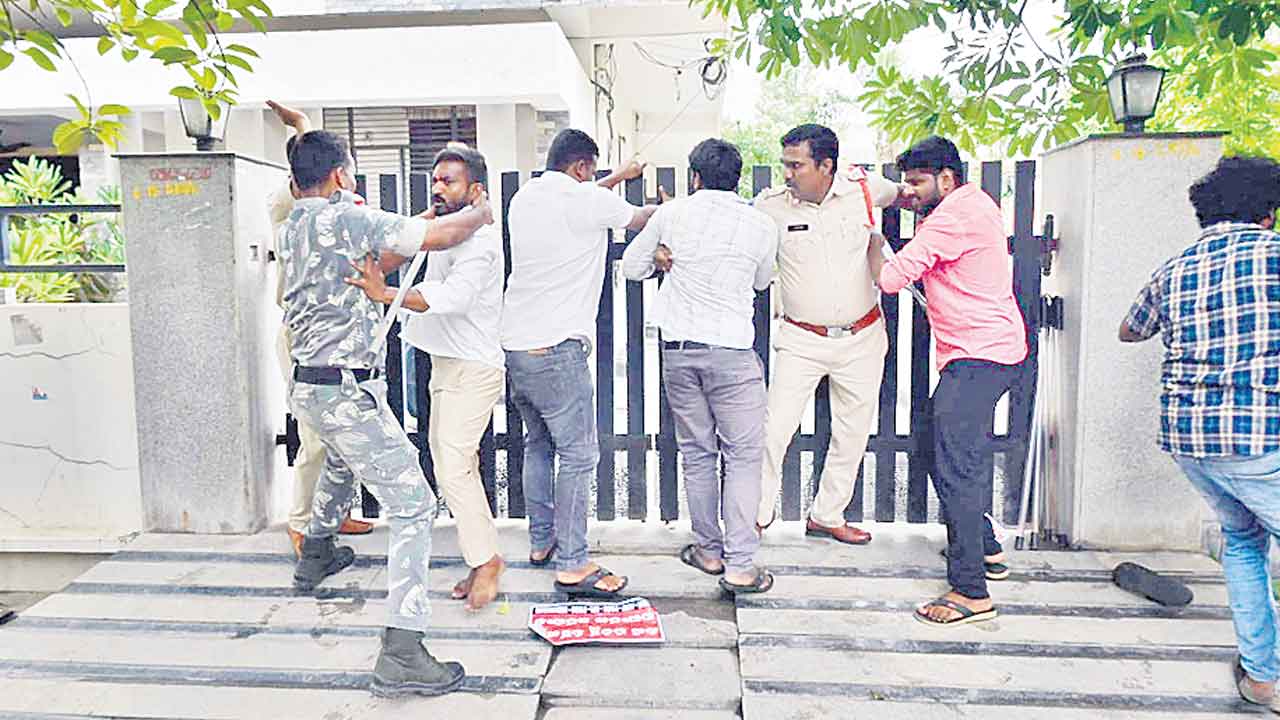 ఎంపీ అర్వింద్‌ ఇల్లు ముట్టడి