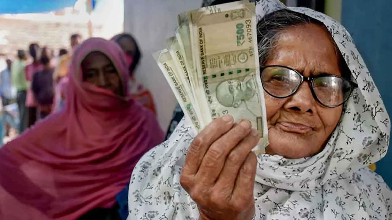 కాంగ్రెస్‌లోకి మారకుంటే.. ‘పింఛన్‌’ పీకేస్తాం