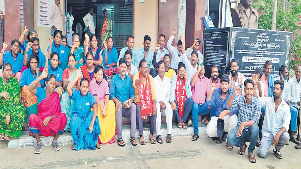 వేతనాల కోసం పారిశుద్ధ్య కార్మికుల ధర్నా