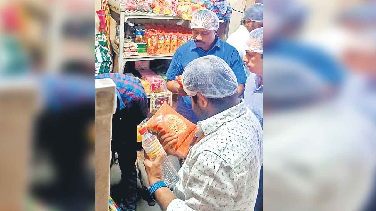 Hotel food | హోటల్‌ ఫుడ్‌తో జాగ్రత్త.. ఫేమస్‌ అని తింటే పేషెంట్‌ కావడం పక్కా