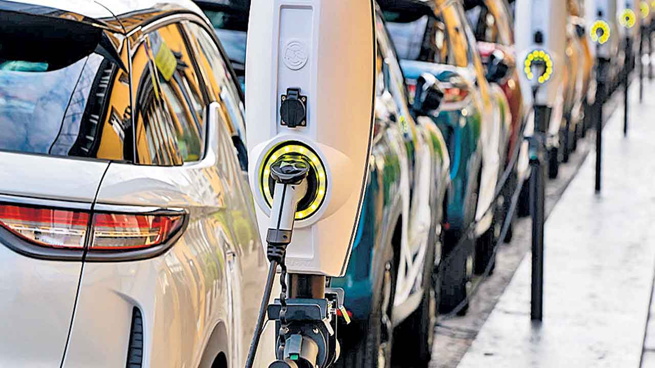 Electric Vehicles | రాష్ట్రంలో ఈవీ ప్రోత్సాహకాలకు బ్రేక్‌.. పెట్రోల్‌ వాహనాలకే ప్రజల మొగ్గు!