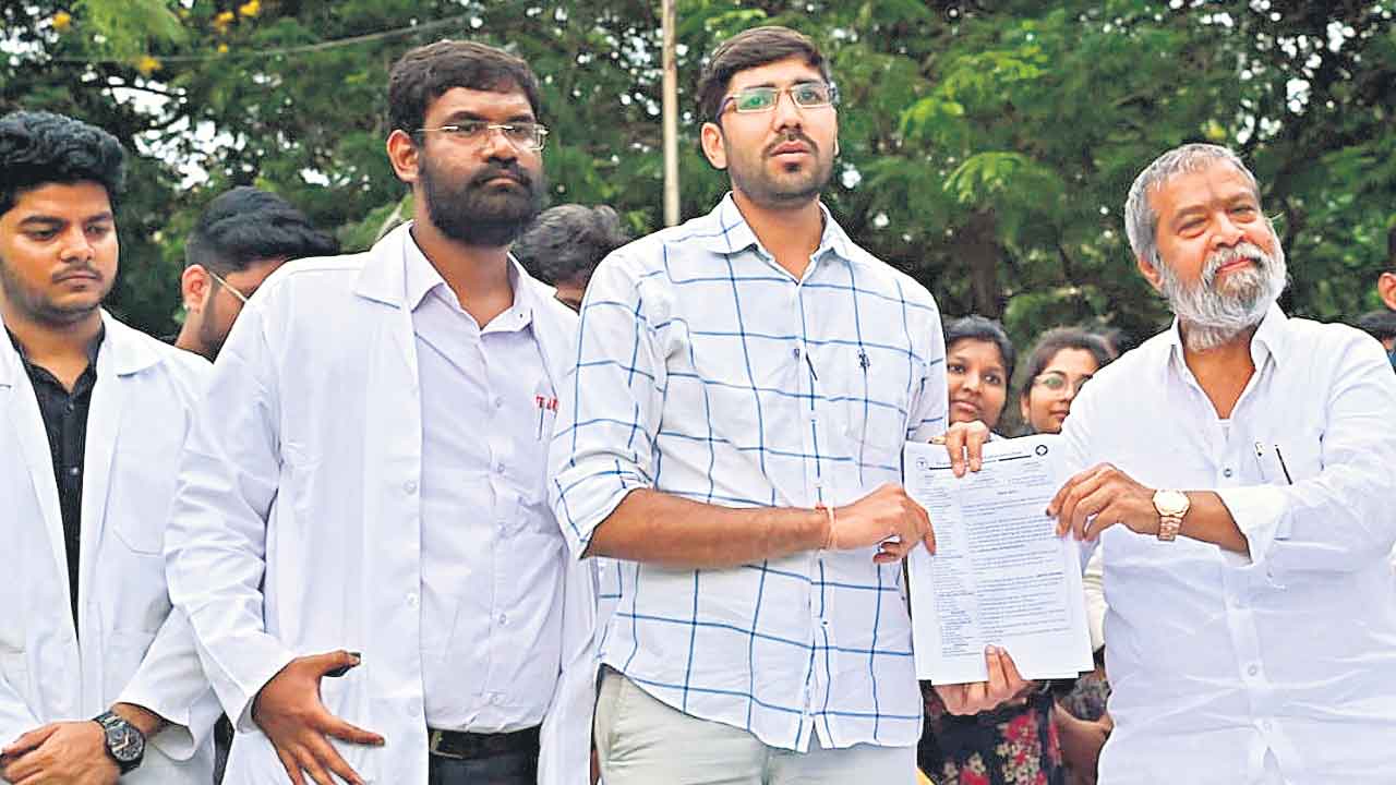 సమ్మె విరమించిన జూనియర్‌ డాక్టర్లు