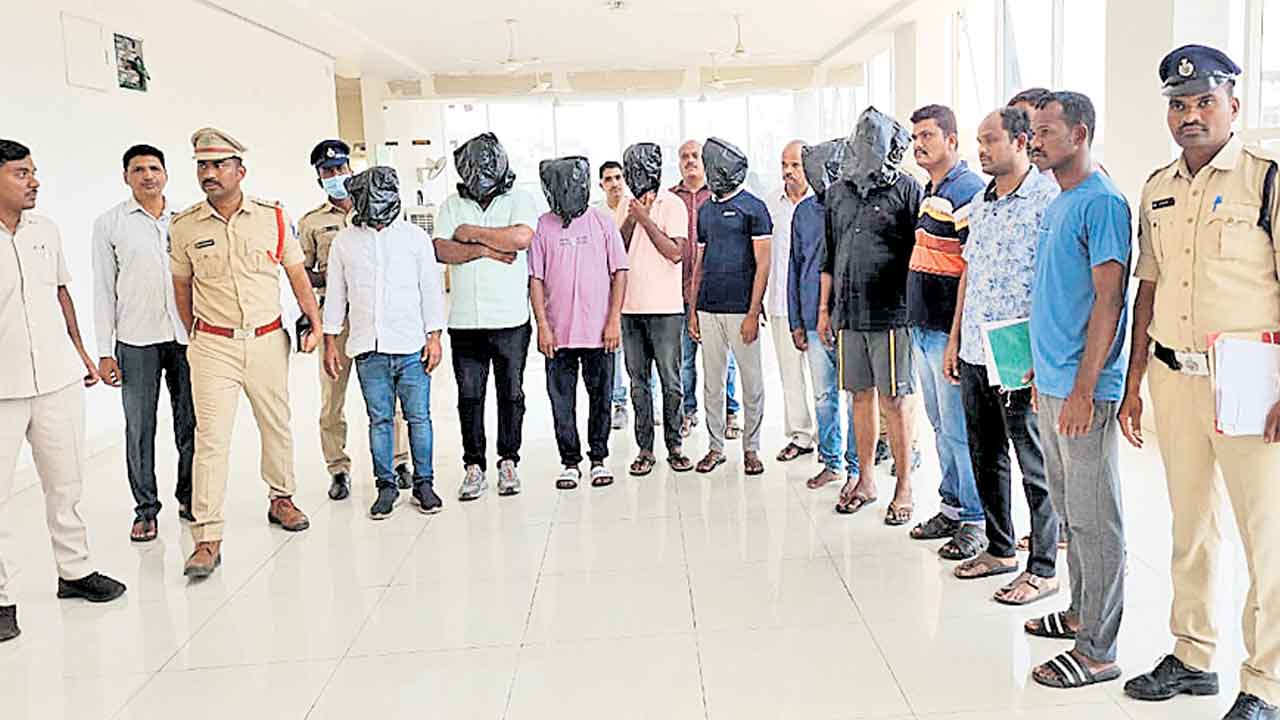 ఫొటోలు వద్దన్నందుకు ప్రాణం తీశారు