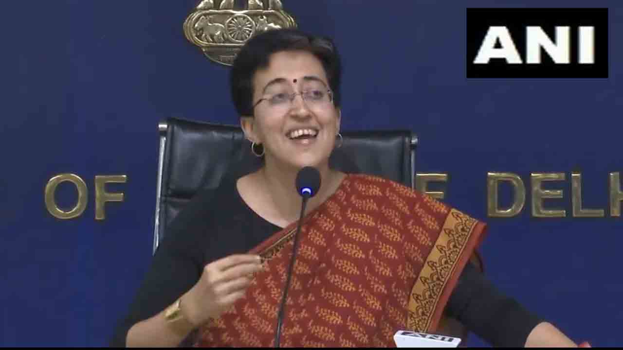 ఓట్ల కోసం ప్లకార్డులతో బీజేపీ హంగామా : ఆతిషి