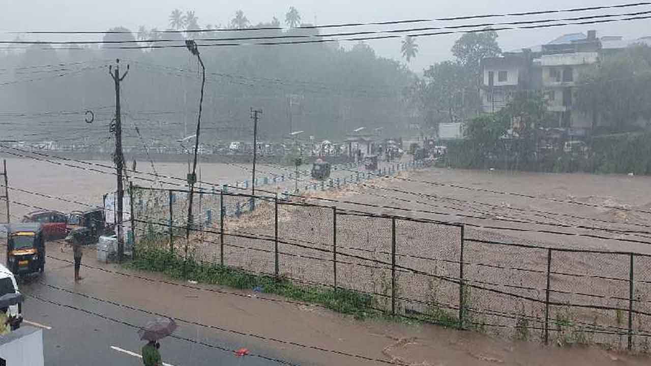 కేరళను ముంచెత్తిన వానలు