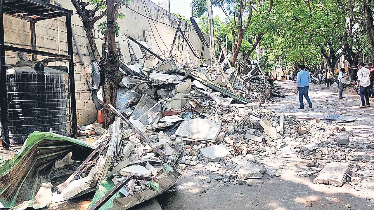 వైఎస్‌ జగన్‌ ఇంటి వద్ద ఆక్రమణలు కూల్చివేత