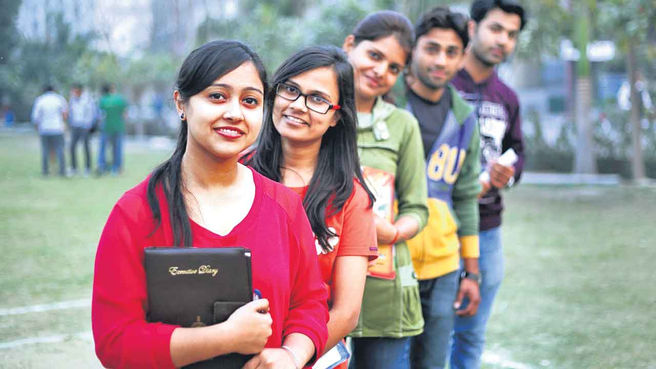 డిగ్రీకి డిమాండ్‌..