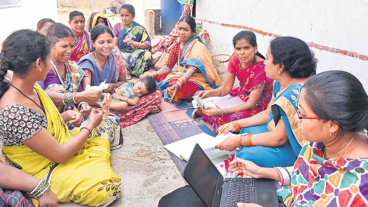 మహిళా సంఘాలకు వడ్డీ డబ్బులు