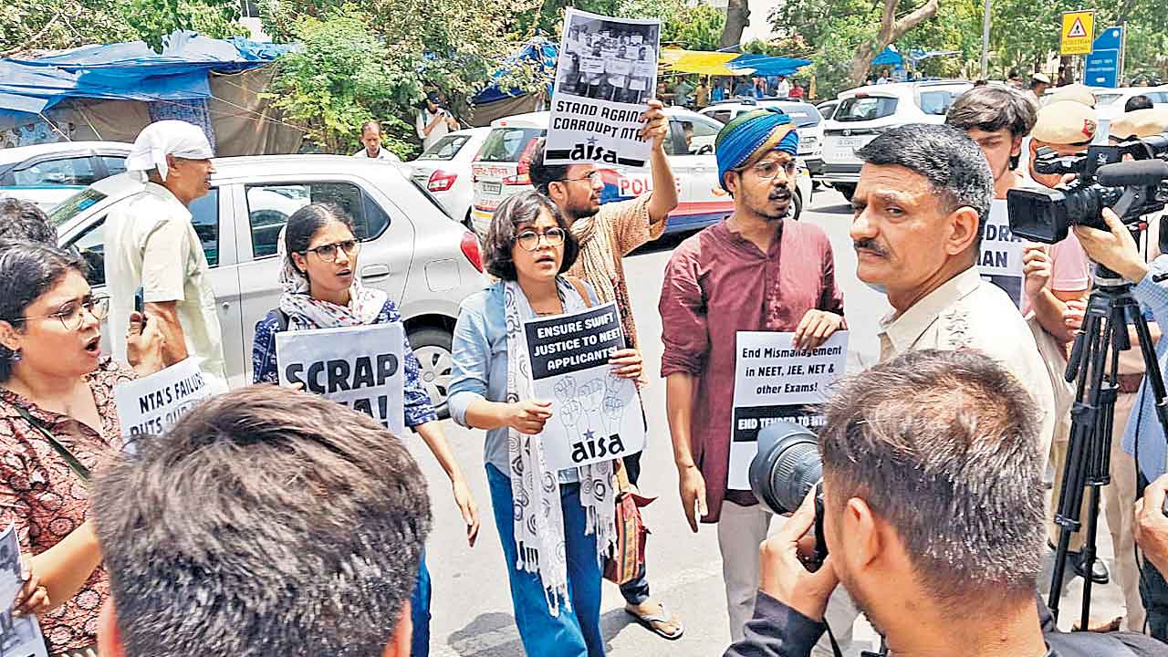 NEET | నీట్‌ నిర్వహణలో అడుగడుగునా డొల్లతనం.. పరీక్ష కేంద్రాల్లో కనిపించని సీసీ కెమెరాలు