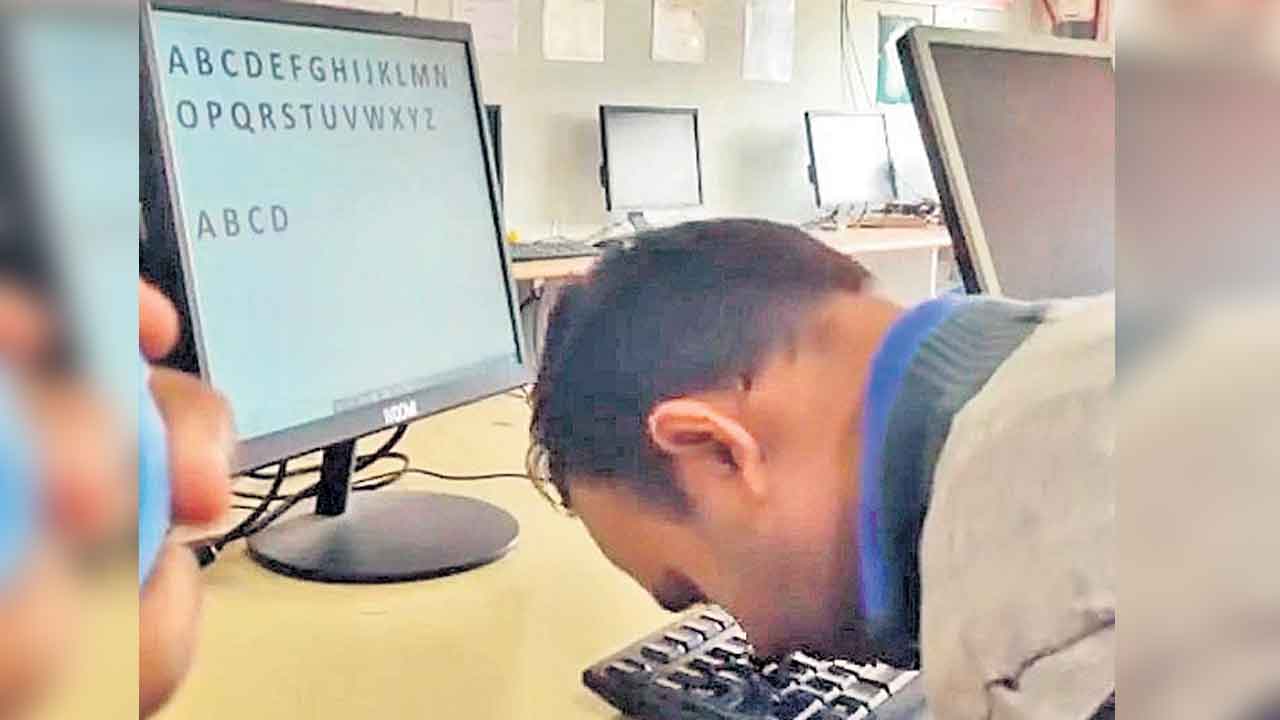 ముక్కుతో టైపింగ్‌లో గిన్నిస్‌ రికార్డు