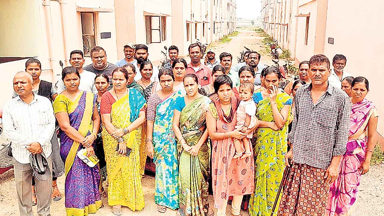 Bhupalpally | మా డబుల్ బెడ్రూం ఇండ్లు మాకివ్వండి.. లబ్ధిదారుల డిమాండ్
