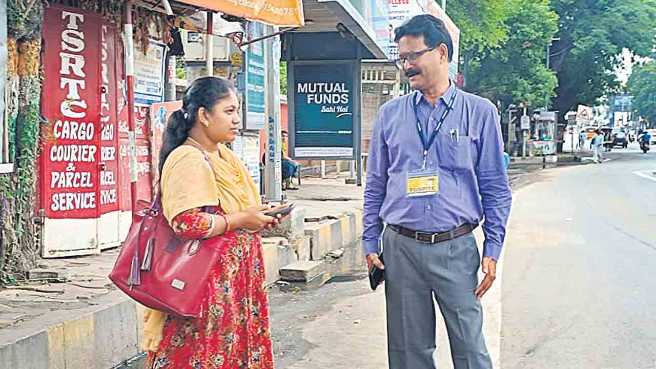 అభ్యర్థిని.. సమయానికి  పరీక్షా కేంద్రానికి చేర్చి..