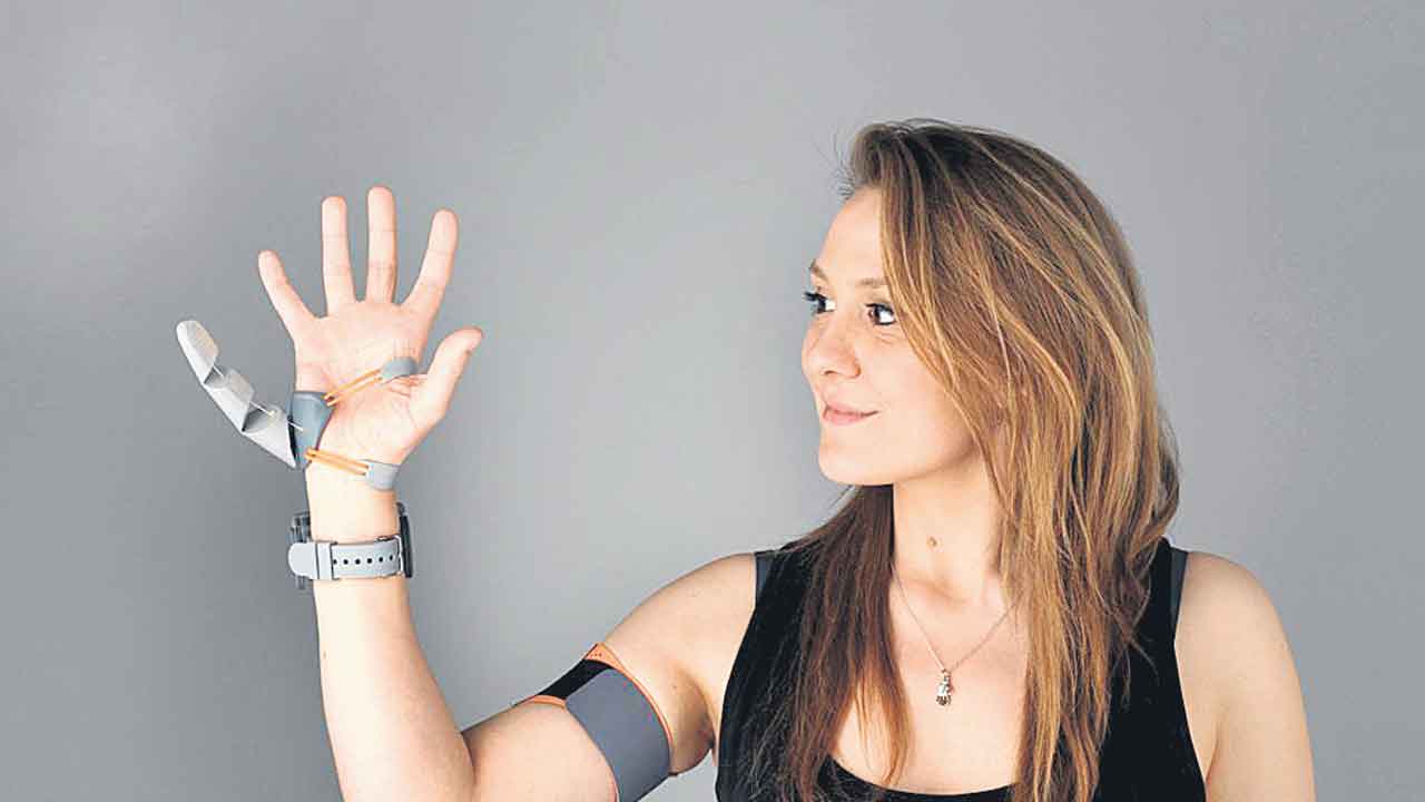 చేతికి ఆరో వేలు!