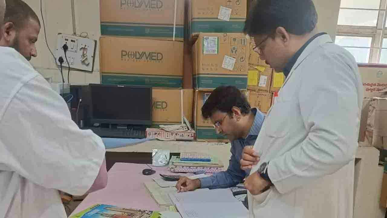 గద్వాల దవాఖానను తనిఖీ చేసిన కలెక్టర్‌