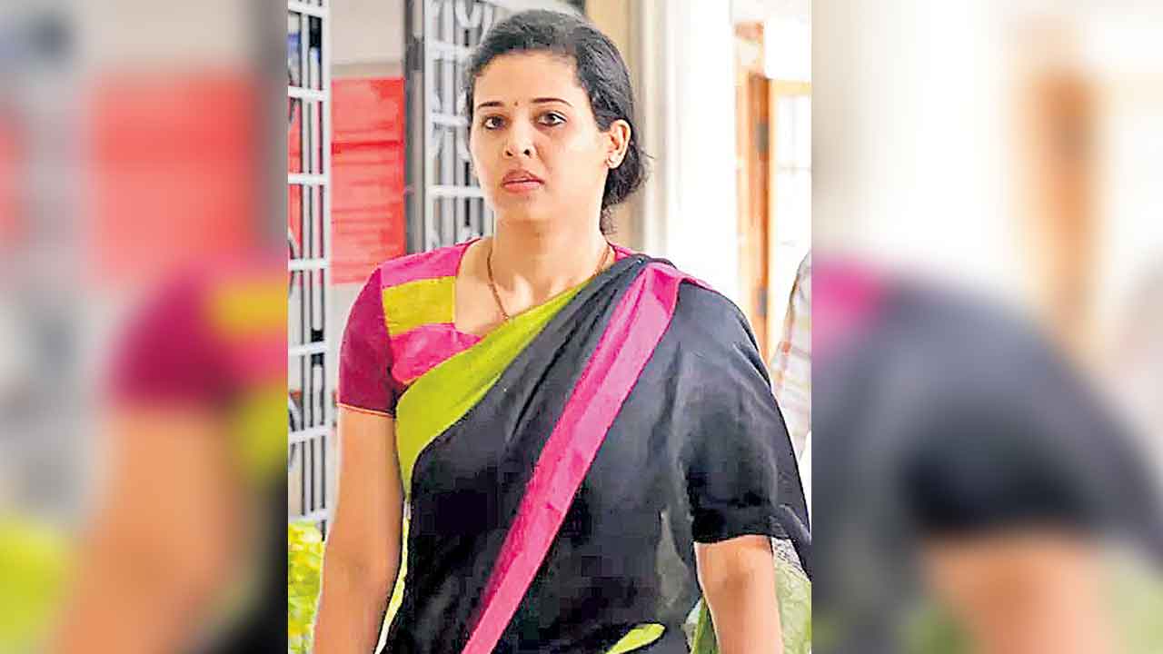 ‘ఐఏఎస్‌ సింధూరి నా భూమిని ఆక్రమించారు’