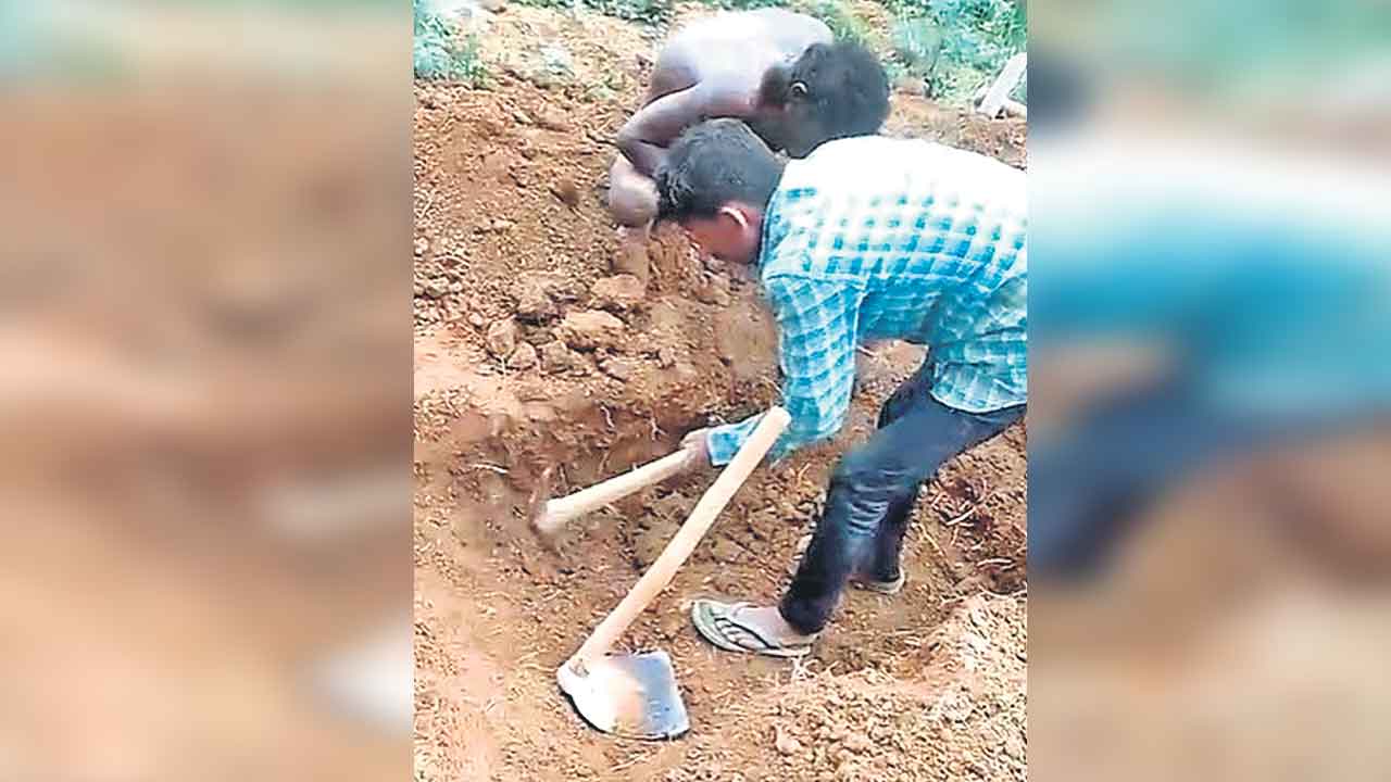 Karnataka | వర్షాలు పడాలని.. పూర్వీకుల సమాధులను తవ్వుతున్నారు