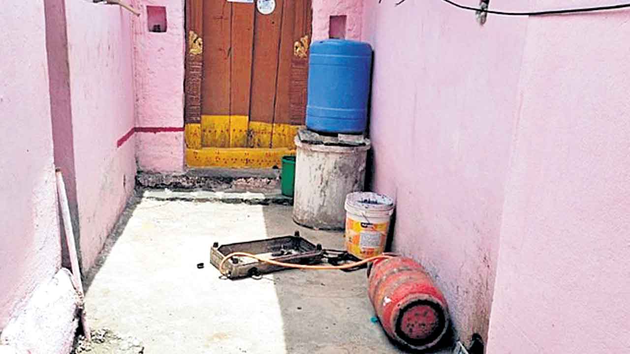 బీఆర్‌ఎస్‌ నేత ఇంటిపై దౌర్జన్యం