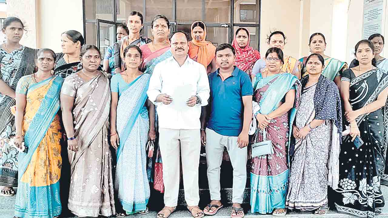 వేతనాలు చెల్లించాలని ధర్నా