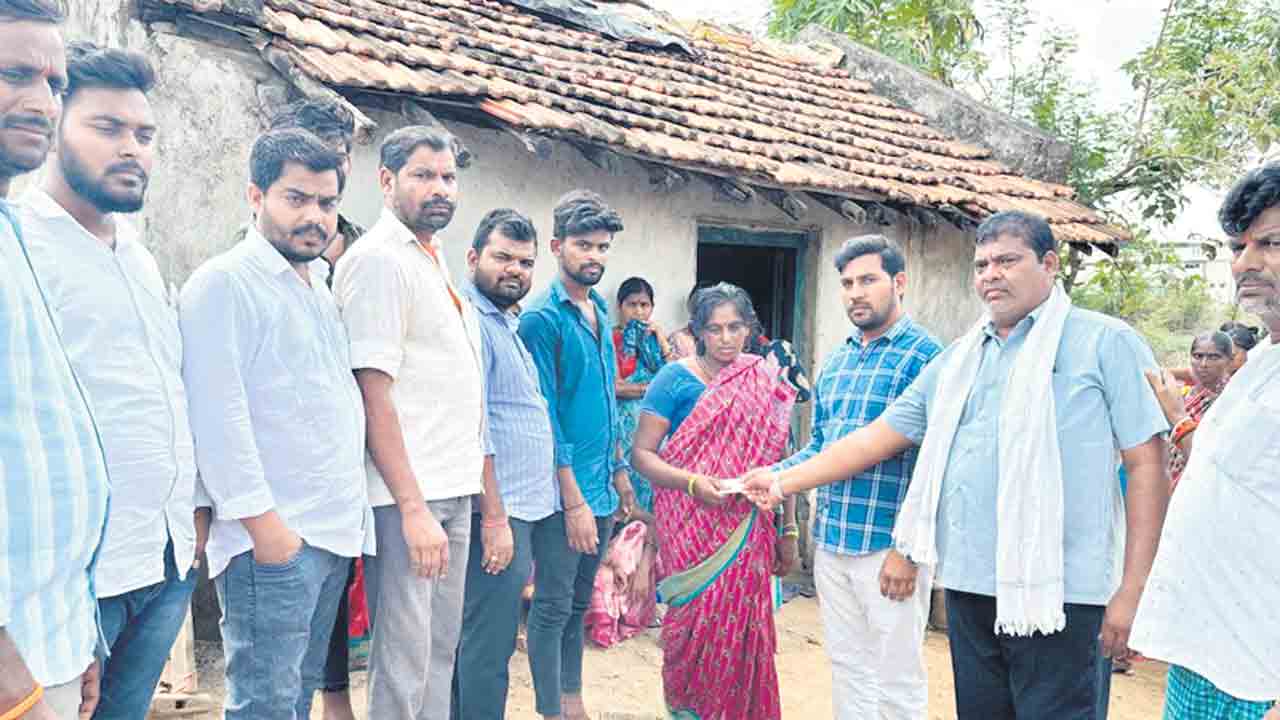 షార్ట్‌ సర్యూట్‌తో రెండిళ్లు దగ్ధం