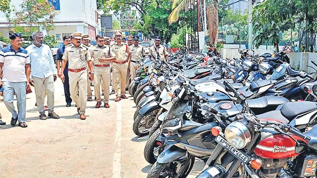 మాదాపూర్‌లో బైక్‌ రేసింగ్‌