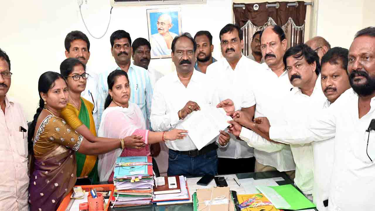 డీసీసీబీ చైర్మన్‌పై అవిశ్వాసం