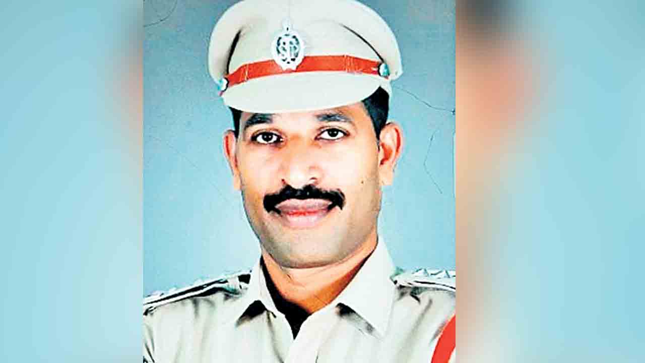 CCS CI Sudhakar | ఆ 15 లక్షలు ఎవరెవరికి?.. ఉన్నతాధికారులకు వాటాలున్నట్లు వెల్లడించిన సీఐ సుధాకర్