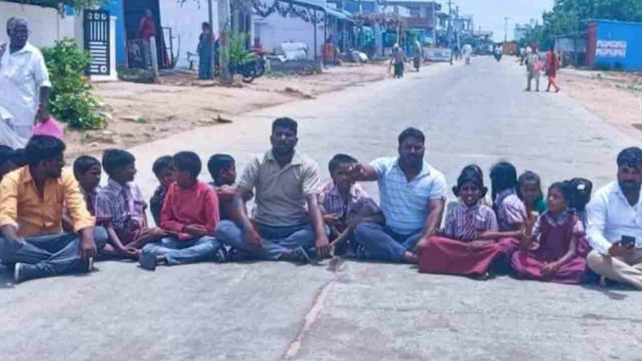 విద్యార్థులకు మధ్యాహ్న భోజనం పెట్టాలి