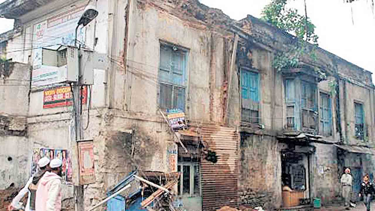 శిథిల భవంతులపై నిర్లక్ష్యమెలా?