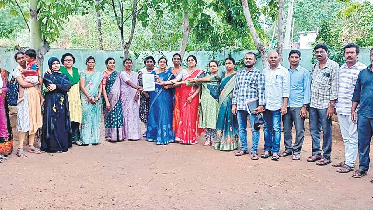 ఉపాధ్యాయ సంఘాల పదవులకు ఎస్జీటీల గుడ్‌బై