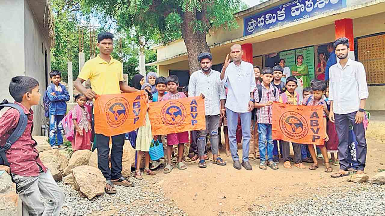 కార్పొరేట్‌ స్కూళ్ల దోపిడీని అరికట్టాలి