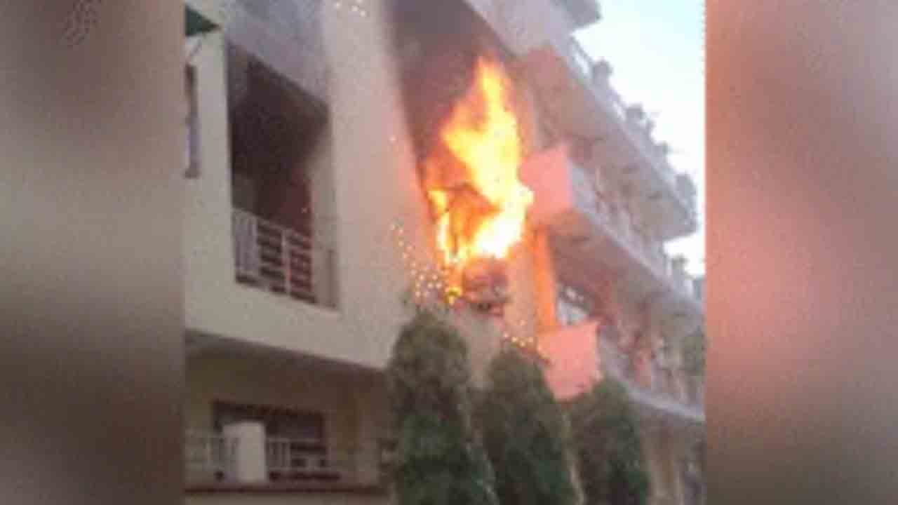 AC unit | హౌసింగ్‌ సొసైటీలో భారీ అగ్నిప్రమాదం.. ఏసీ యూనిట్‌ పేలి మంటలు