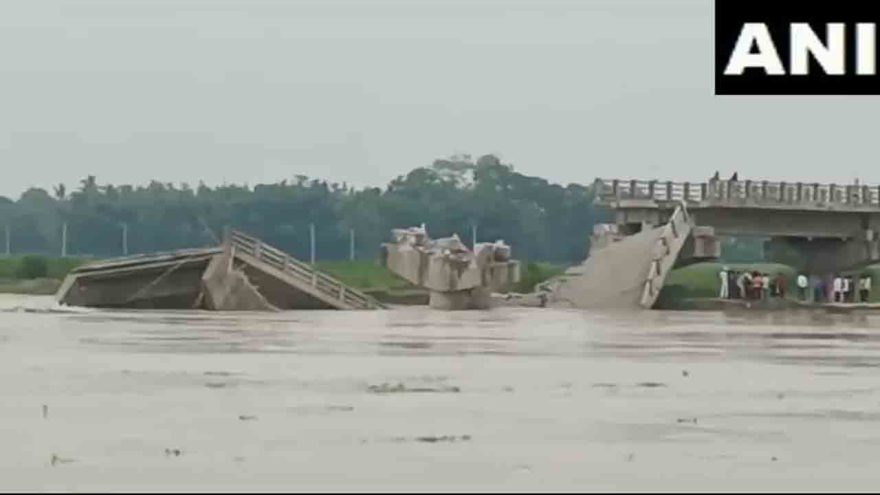 Bridge Collapsed | ప్రారంభానికి ముందే కుప్పకూలిన వంతెన..నిర్మాణ సంస్థ నిర్లక్ష్యమే కారణం : ఎమ్మెల్యే
