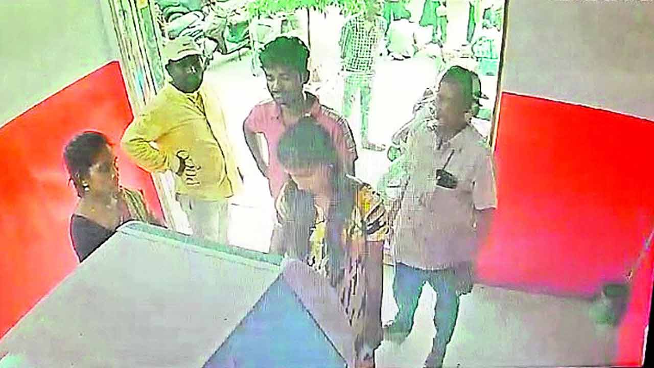 ఏటీఎం కార్డు మార్చి రూ.45 వేలు విత్‌డ్రా