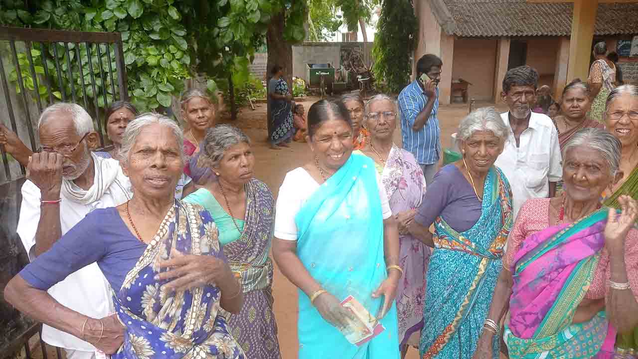 పింఛన్‌ కోసం వృద్ధుల పడిగాపులు