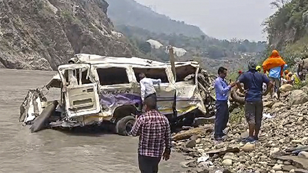 Rudraprayag Accident | అలకనంద నదిలో పడిపోయిన టెంపో.. 13 మంది దుర్మరణం