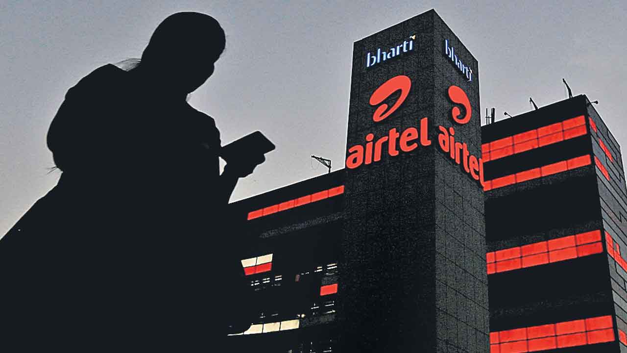 చార్జీలు పెంచిన టెల్కోలు