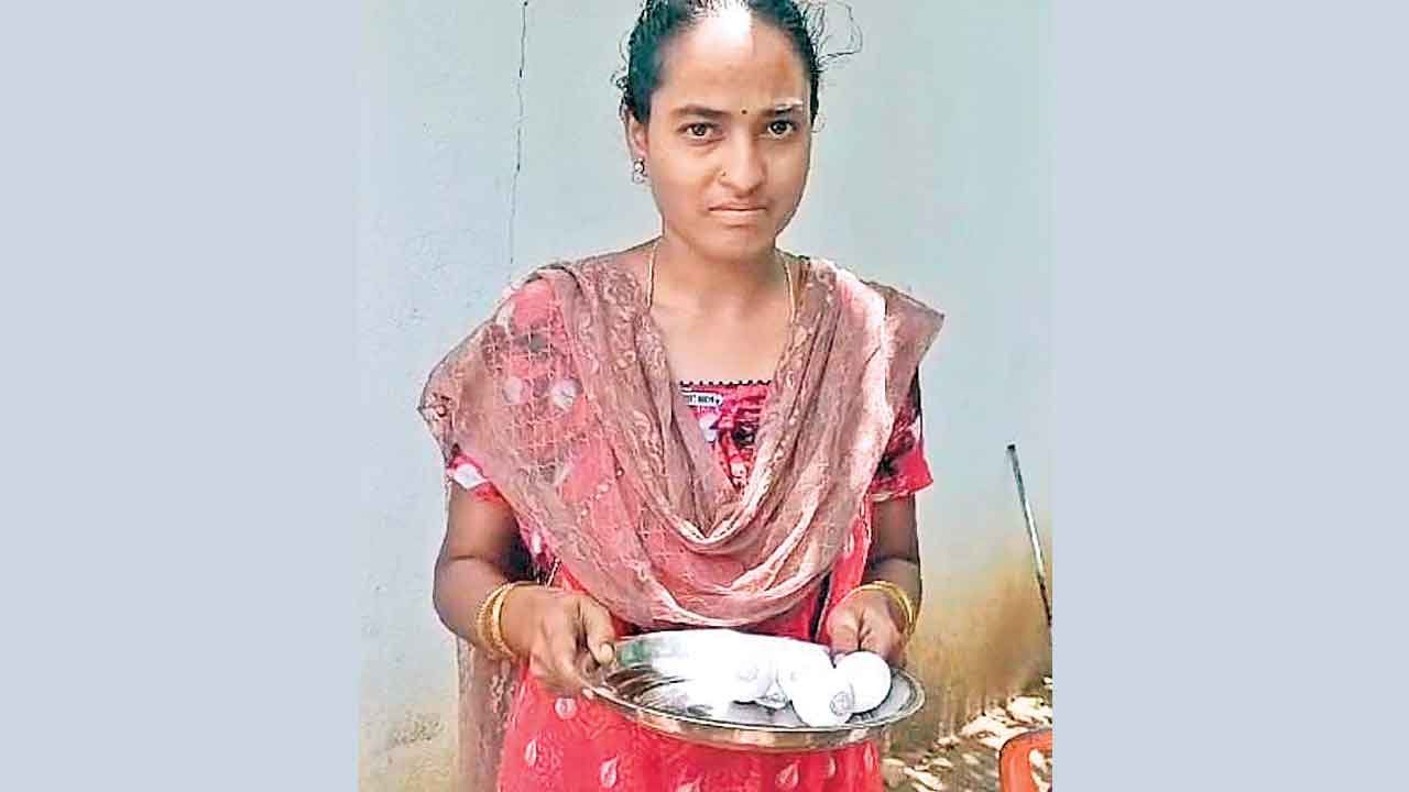 అంగన్‌వాడీల్లో కుళ్లిన కోడిగుడ్లు