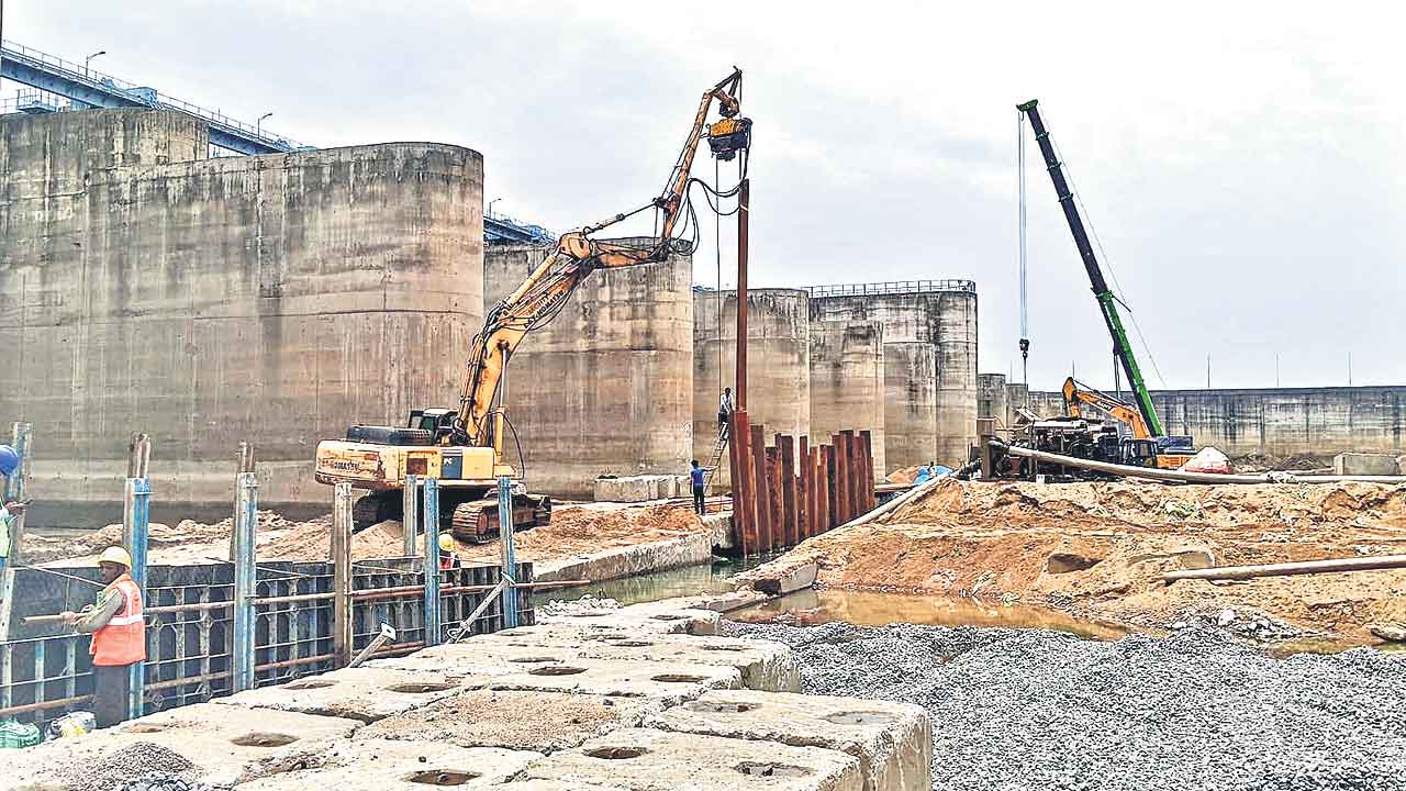 అన్నారం వద్ద గ్రౌటింగ్‌ పనులు ప్రారంభం