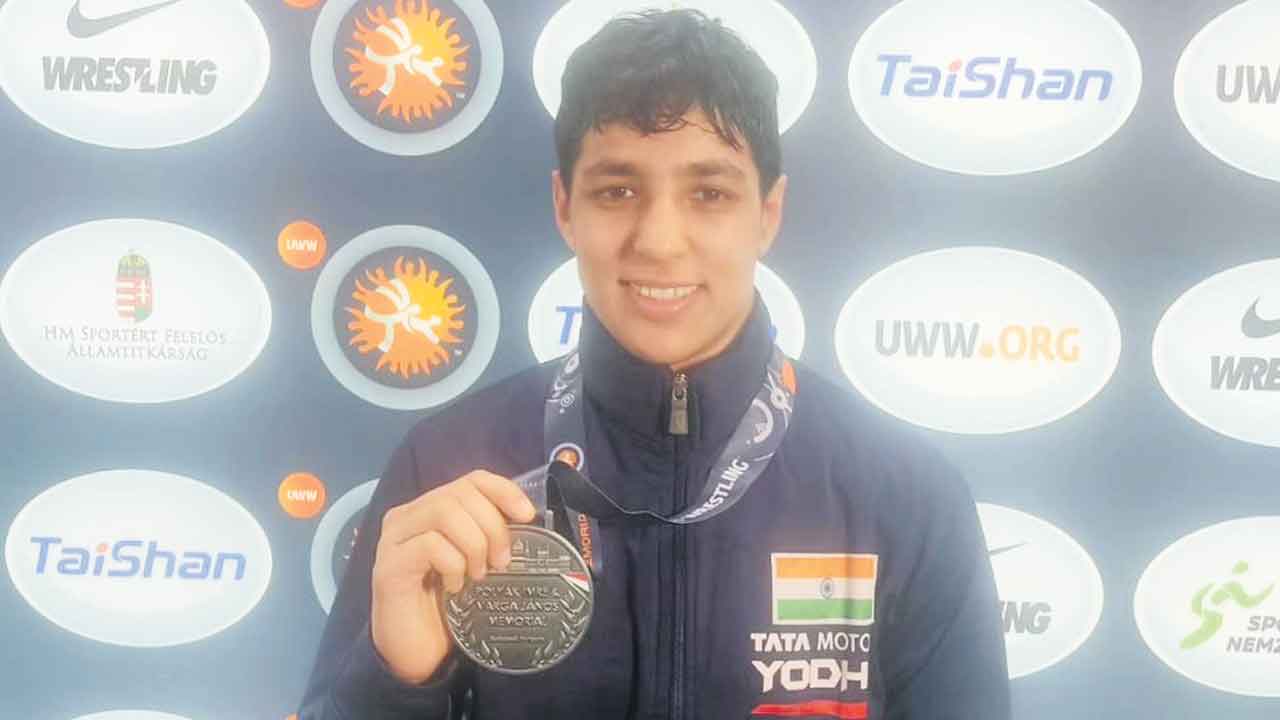 అన్షుమాలిక్‌ రజత పట్టు