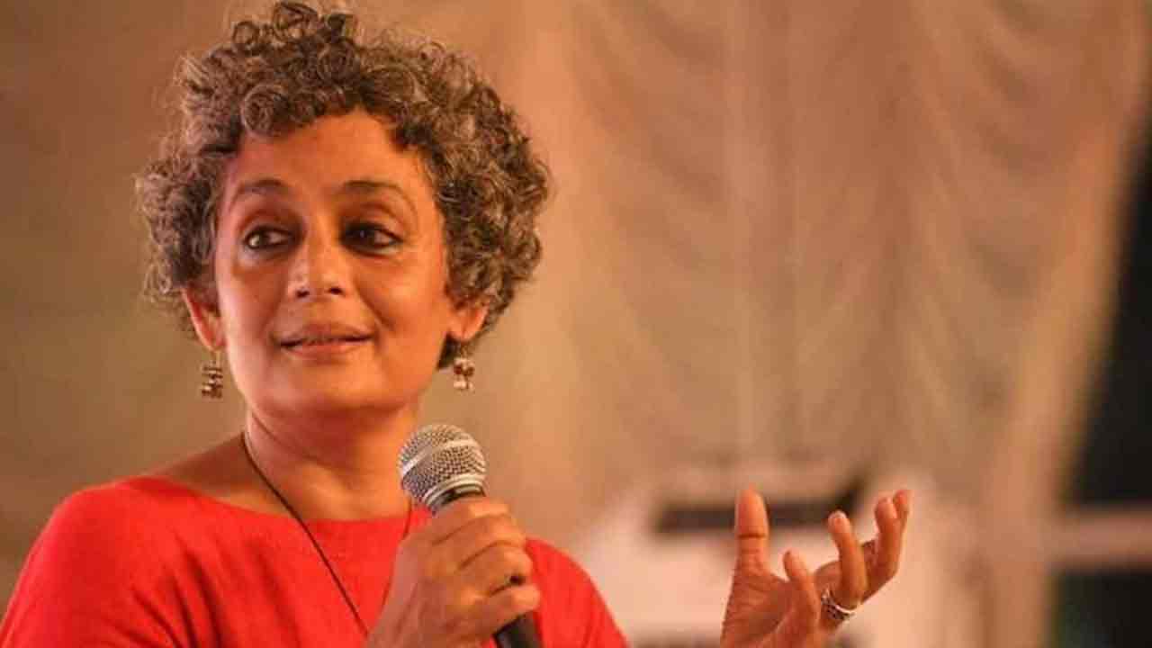 Arundhati Roy: పెన్ పింట‌ర్ ప్రైజ్ గెలుచుకున్న అరుంధ‌తీ రాయ్‌