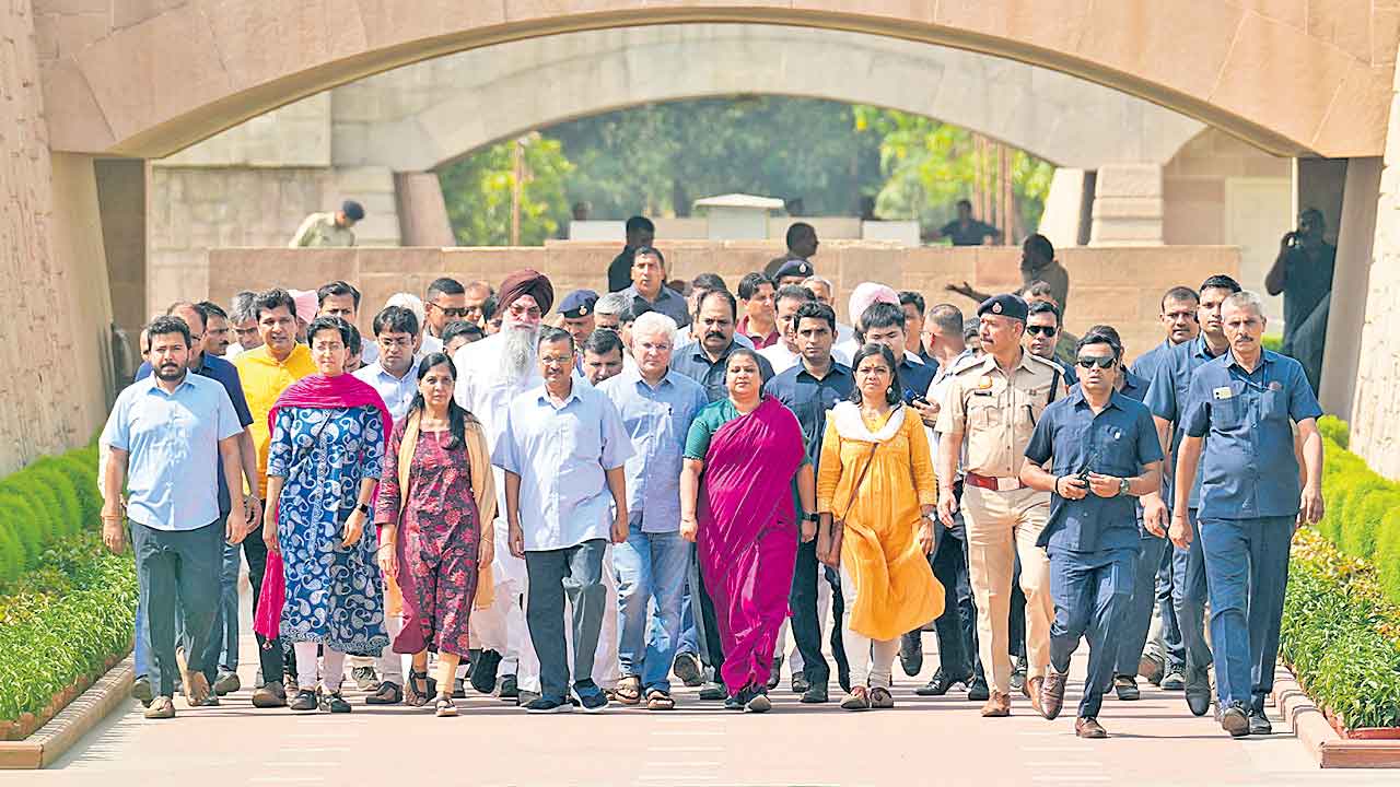 తీహార్‌ జైలులో లొంగిపోయిన కేజ్రీవాల్‌