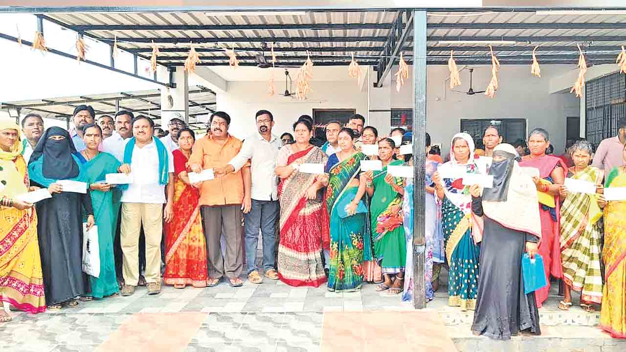 కల్యాణ లక్ష్మి చెకులు పంపిణీ చేసిన ఎమ్మెల్యే