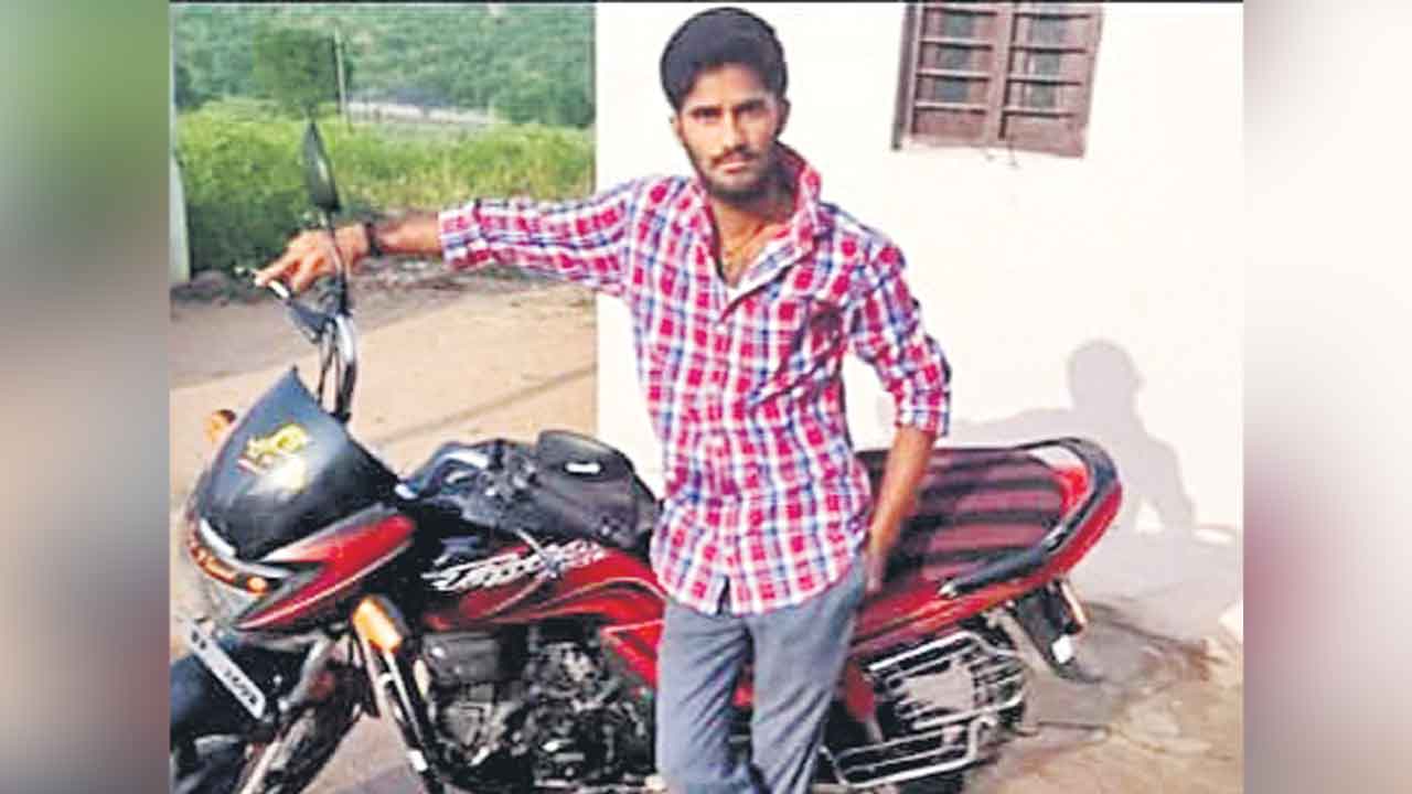 అప్పుల బాధతో ఆటో డ్రైవర్‌ ఆత్మహత్య