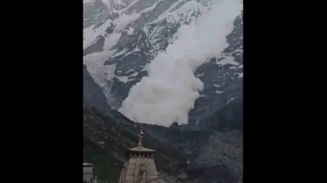 Watch: కేదార్‌నాథ్ ఆలయం వెనుక భారీ హిమపాతం.. వీడియో వైరల్‌