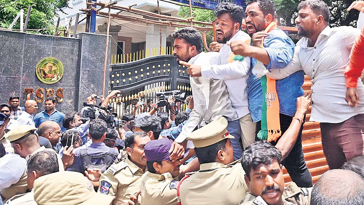 టీజీపీఎస్సీ ముట్టడి ఉద్రిక్తం