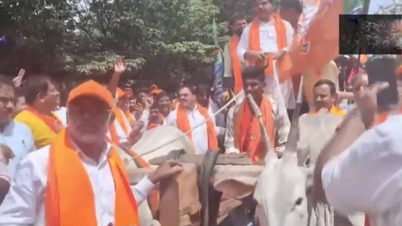 Protest | కర్ణాటకలో పెట్రోల్‌, డీజిల్‌ ధరల పెంపు.. ఎడ్లబండిపై వచ్చి బీజేపీ నేతల నిరసన.. Video