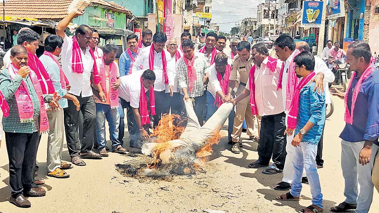 సంజయ్‌పై భగ్గుమన్న బీఆర్‌ఎస్‌