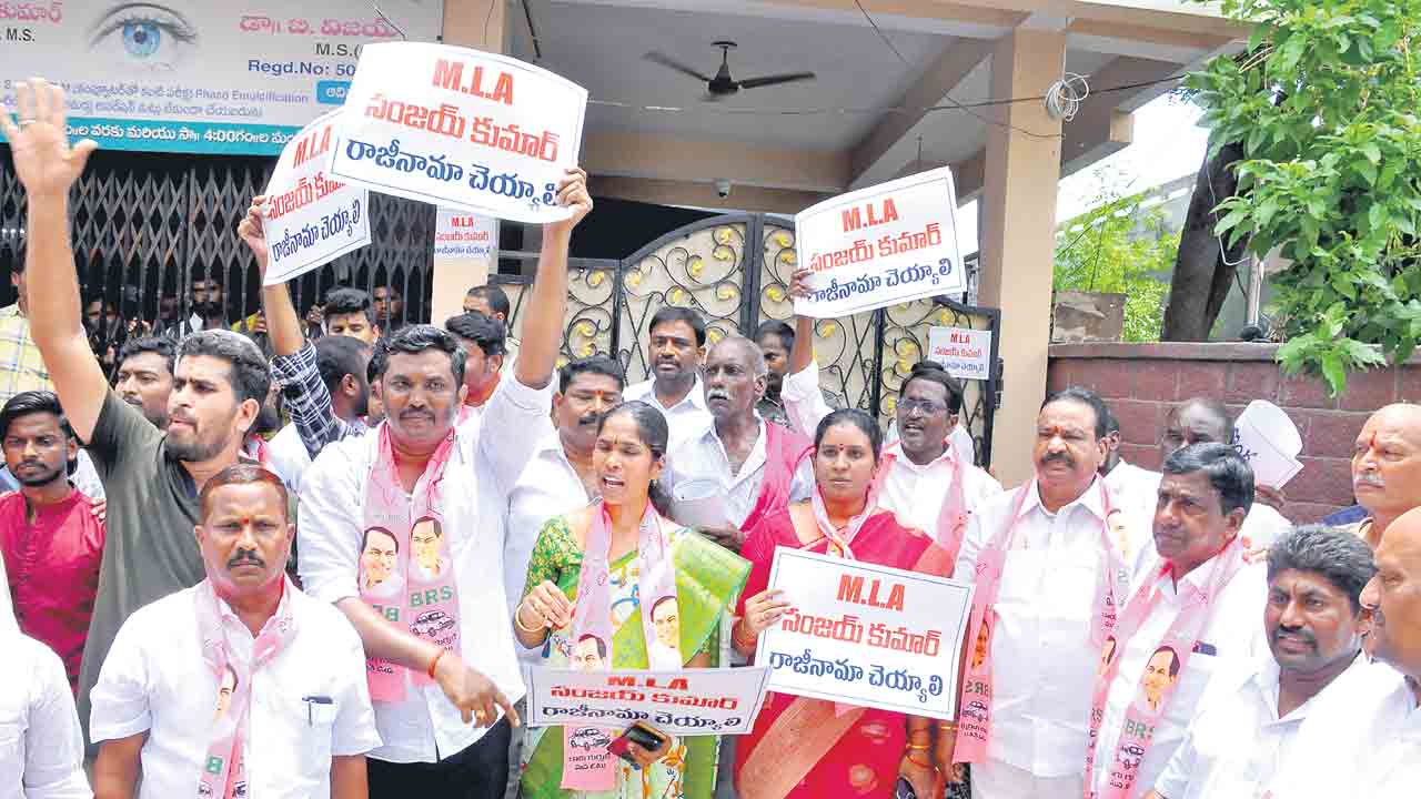 నమ్మకద్రోహంపై ఆగ్రహజ్వాల