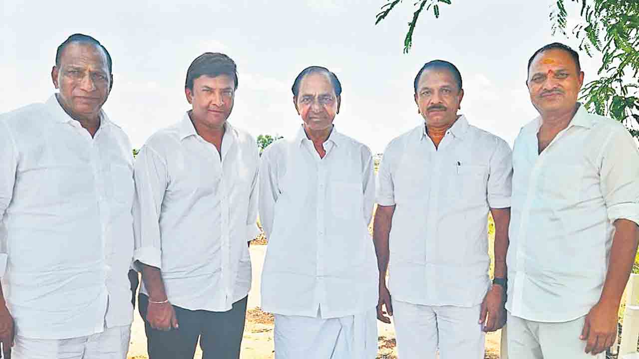 బీఆర్ఎస్ అధినేత కేసీఆర్ను కలిసిన ఎమ్మెల్యేలు