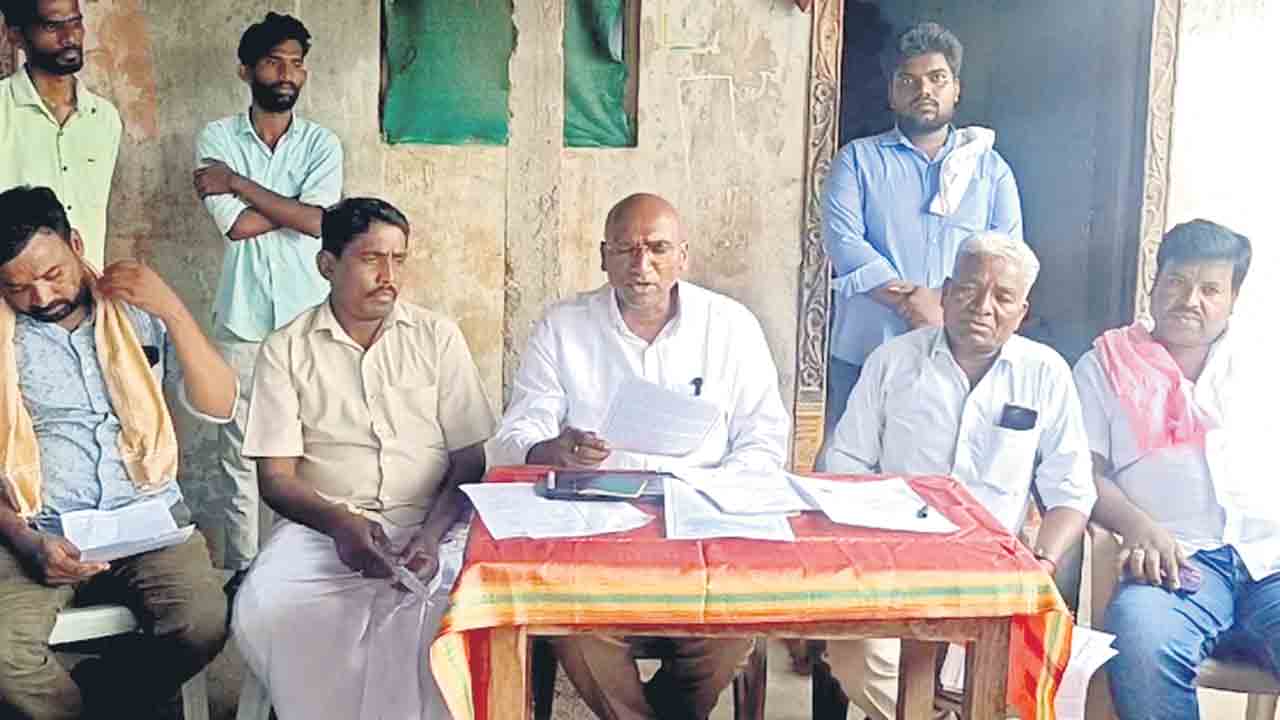 అభివృద్ధి చేయాల్సింది పోయి దీక్షలా?